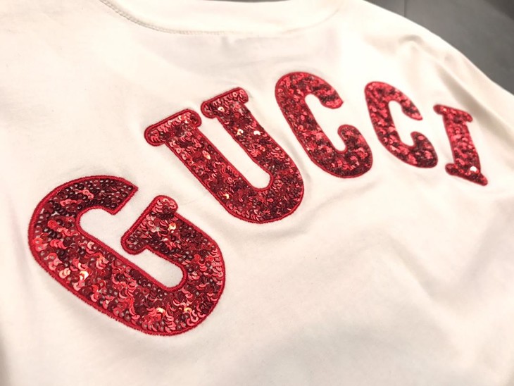 点此购买古驰三只小猪短袖t恤ks112364