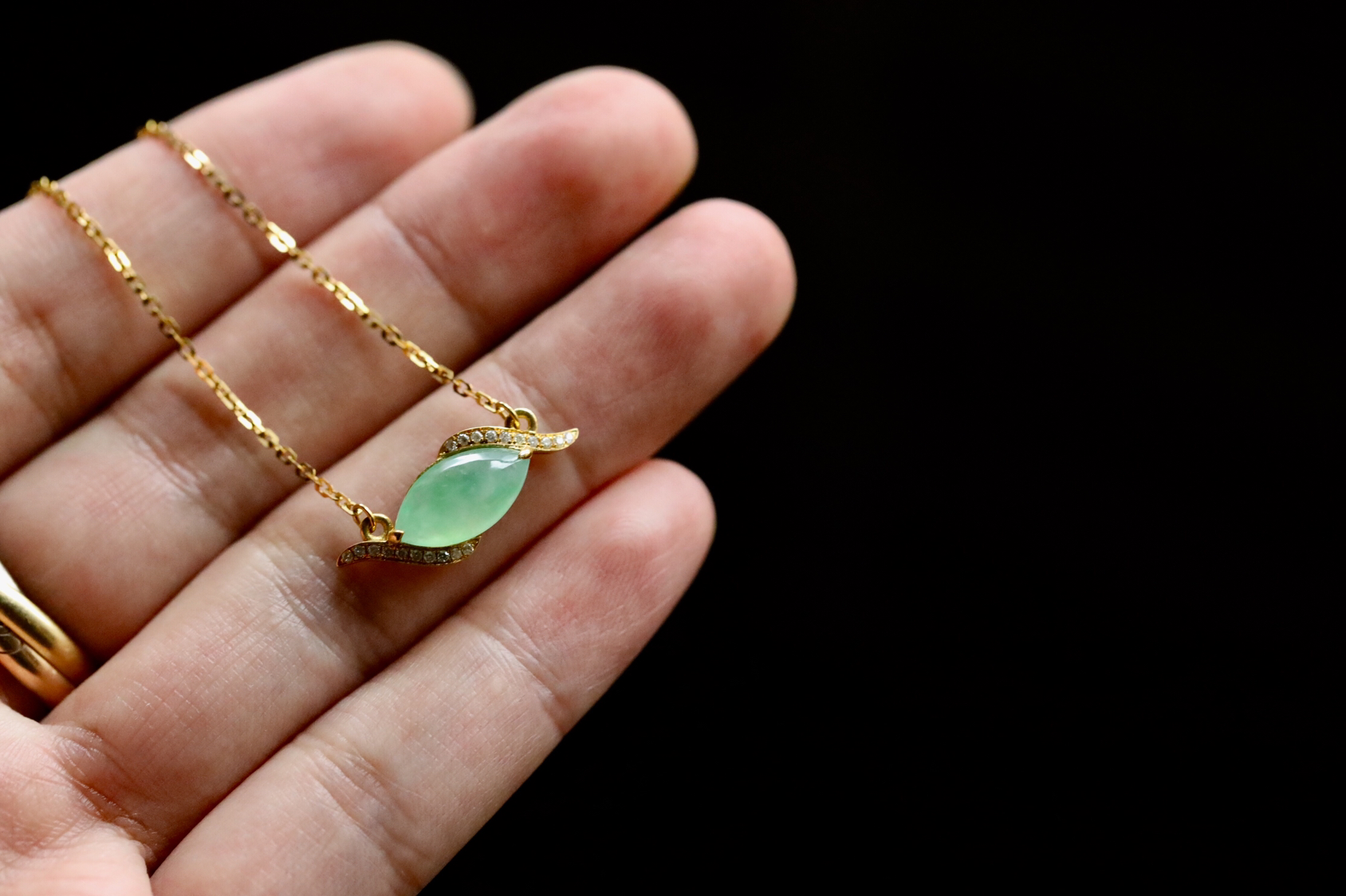 冰种阳绿翡翠马眼锁骨链