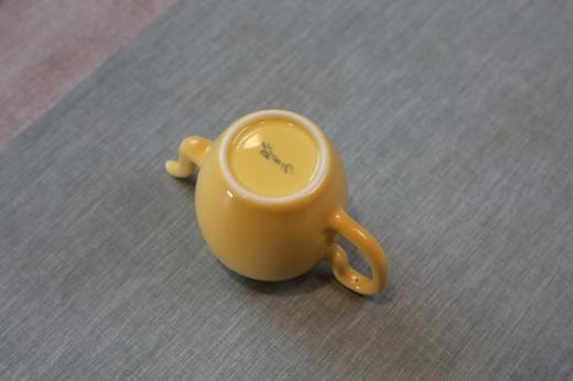 台湾大师蔡晓芳黄釉美人肩壶不带底座口约4cm高约9cm