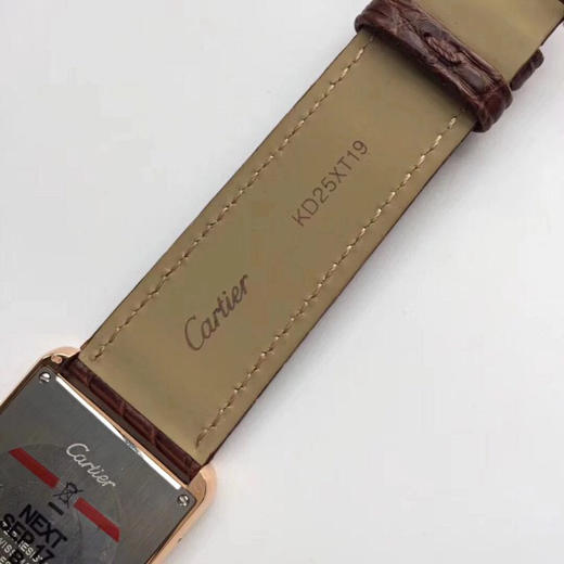 Cartier   卡地亚 TANK坦克系列 玫金壳 复古扣 自带鳄鱼皮 瑞士进口朗达石英机芯。相对于大众的蓝气球，更加优雅和知性。两个尺寸可供选择，女士中号33X27mm 小号31X24mm。 商品图7