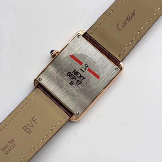 Cartier   卡地亚 TANK坦克系列 玫金壳 复古扣 自带鳄鱼皮 瑞士进口朗达石英机芯。相对于大众的蓝气球，更加优雅和知性。两个尺寸可供选择，女士中号33X27mm 小号31X24mm。 商品图6