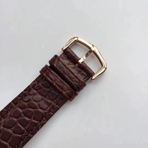 Cartier   卡地亚 TANK坦克系列 玫金壳 复古扣 自带鳄鱼皮 瑞士进口朗达石英机芯。相对于大众的蓝气球，更加优雅和知性。两个尺寸可供选择，女士中号33X27mm 小号31X24mm。 商品图3