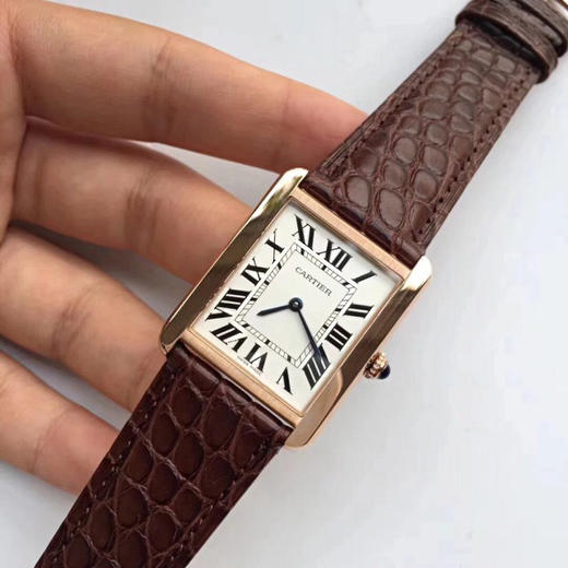 Cartier   卡地亚 TANK坦克系列 玫金壳 复古扣 自带鳄鱼皮 瑞士进口朗达石英机芯。相对于大众的蓝气球，更加优雅和知性。两个尺寸可供选择，女士中号33X27mm 小号31X24mm。 商品图2