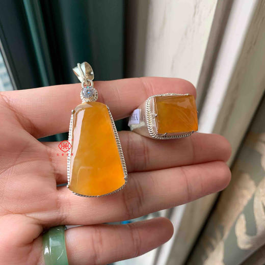 玻璃种黄翡一套,很大很完美,厚度不错.