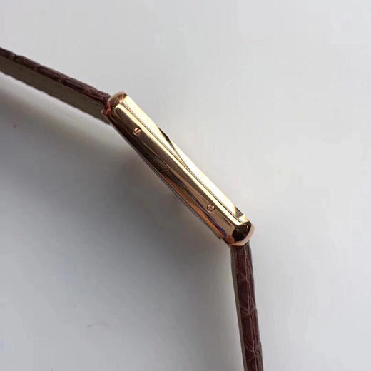 Cartier   卡地亚 TANK坦克系列 玫金壳 复古扣 自带鳄鱼皮 瑞士进口朗达石英机芯。相对于大众的蓝气球，更加优雅和知性。两个尺寸可供选择，女士中号33X27mm 小号31X24mm。 商品图8