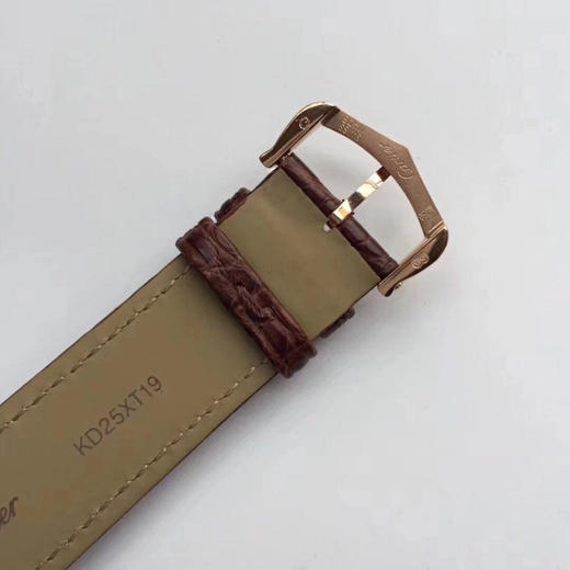 Cartier   卡地亚 TANK坦克系列 玫金壳 复古扣 自带鳄鱼皮 瑞士进口朗达石英机芯。相对于大众的蓝气球，更加优雅和知性。两个尺寸可供选择，女士中号33X27mm 小号31X24mm。 商品图4