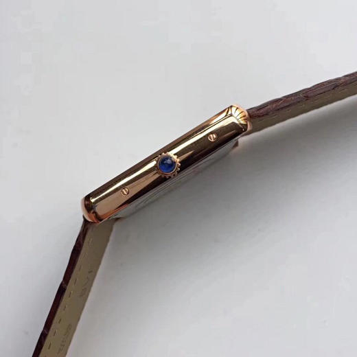 Cartier   卡地亚 TANK坦克系列 玫金壳 复古扣 自带鳄鱼皮 瑞士进口朗达石英机芯。相对于大众的蓝气球，更加优雅和知性。两个尺寸可供选择，女士中号33X27mm 小号31X24mm。 商品图5