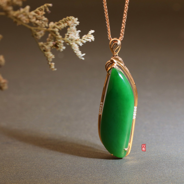 18k玫瑰金和田玉碧玉镶钻大随形吊坠菠菜绿1544mm