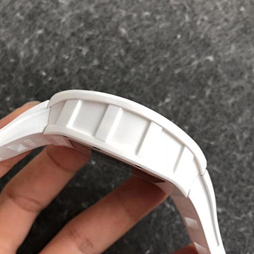 Richard Mille 理查德·米勒KV版本RM055 表圈和底盖采用纳米陶瓷复合材料，具有耐划伤性和抗变色性，且陶瓷纹理清晰 商品图4