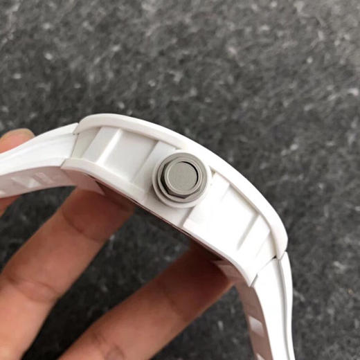 Richard Mille 理查德·米勒KV版本RM055 表圈和底盖采用纳米陶瓷复合材料，具有耐划伤性和抗变色性，且陶瓷纹理清晰 商品图3