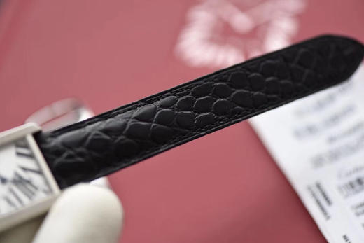 卡地亚 坦克系列 小号表盘31×24mm 精钢表壳 蓝宝石镜面 原配进口鳄鱼皮表带 商品图7