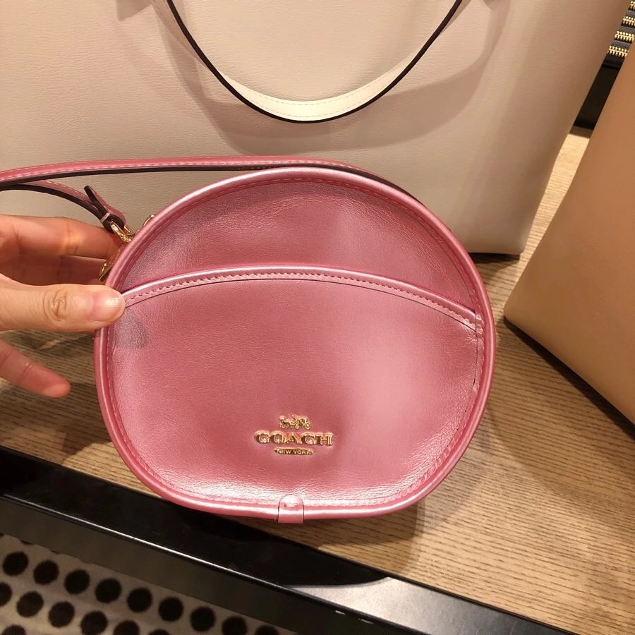 coach蔻驰最新款女士包包珠光粉圆饼包