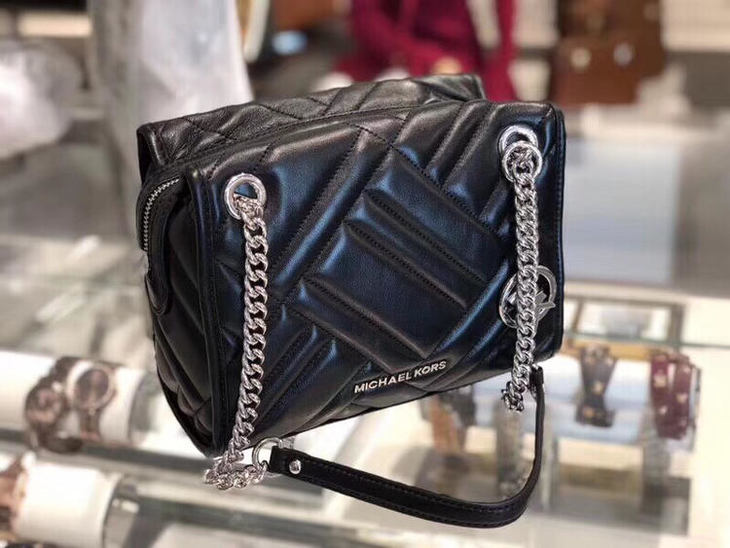 现货michaelkorsmk新款大号kathy黑色灰色斜挎包羊皮制成上身超好看