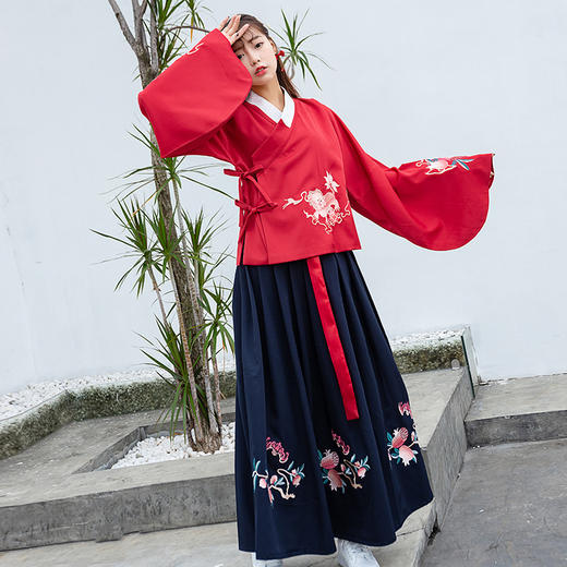 明制醒狮绣花袄裙琵琶袖交领红袄双层两片式齐腰襦裙汉服套装货号wj