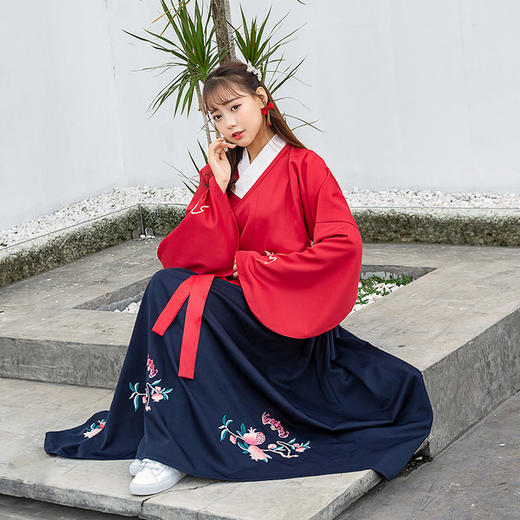 明制醒狮绣花袄裙琵琶袖交领红袄双层两片式齐腰襦裙汉服套装货号wj