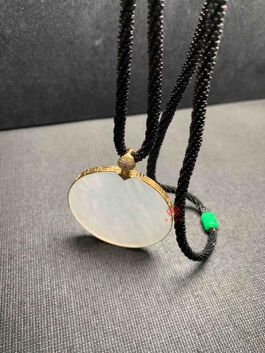 手镯心做的,特别有意境,唯美大气,又厚又完美,无可挑剔,镶嵌18k黄金