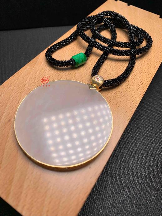 手镯心做的,特别有意境,唯美大气,又厚又完美,无可挑剔,镶嵌18k黄金