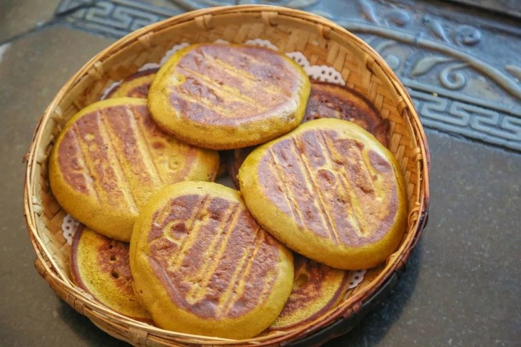 一点腥味也没有 油炸牛干巴 油炸牛干巴柔韧有嚼劲 越嚼越香 荞面粑粑