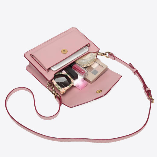 【授权产品】Charles&Keith小ck2-6858新加坡限定宽带斜挎包百搭邮差包信封包 商品图1