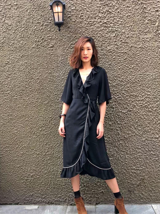 【狂欢价】TYNVIE 黑色雪纺荷叶边裹身连衣裙 商品图5