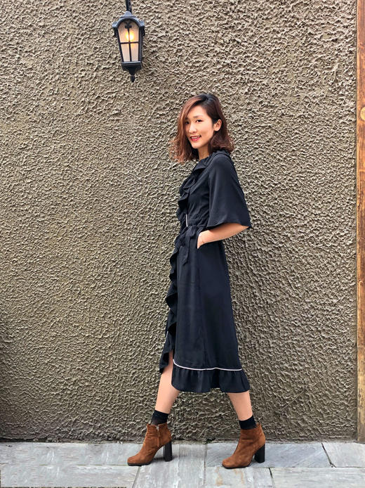 【狂欢价】TYNVIE 黑色雪纺荷叶边裹身连衣裙 商品图6