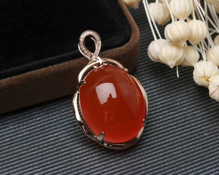 【90409】南红原矿保山冰红18k金镶嵌蛋面吊坠,钻,扣头钻石点缀,款式