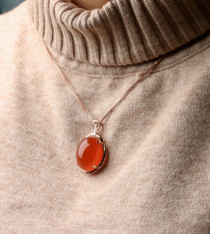 【90409】南红原矿保山冰红18k金镶嵌蛋面吊坠,钻,扣头钻石点缀,款式