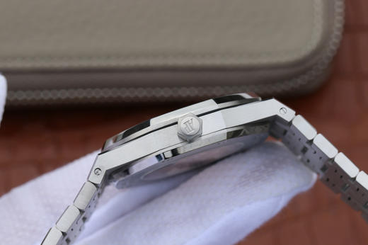 JF爱彼皇家橡树15400，3120自动机械机芯，男士手表，材料：精钢 动力储备：60小时 表径：41毫米 表壳厚度：9.8毫米 表壳材质 商品图4