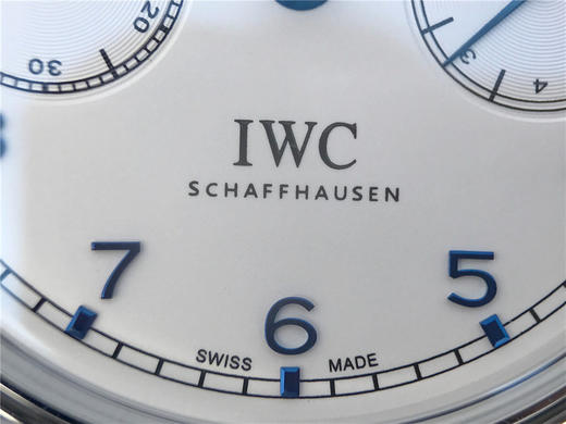 万国葡萄牙系列IW503501年历男士腕表，镜面为双面防反光拱形边缘蓝宝石玻璃表镜，夜蓝色的表盘。年历的显示设计简洁利落，自动机械 商品图4