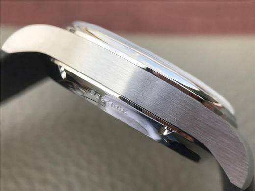 万国葡萄牙系列IW503501年历男士腕表，镜面为双面防反光拱形边缘蓝宝石玻璃表镜，夜蓝色的表盘。年历的显示设计简洁利落，自动机械 商品图10