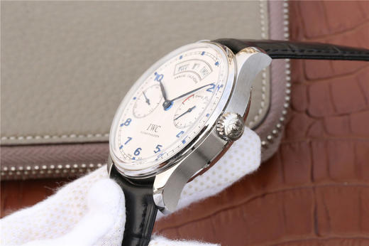 万国葡萄牙系列IW503501年历男士腕表，镜面为双面防反光拱形边缘蓝宝石玻璃表镜，夜蓝色的表盘。年历的显示设计简洁利落，自动机械 商品图8