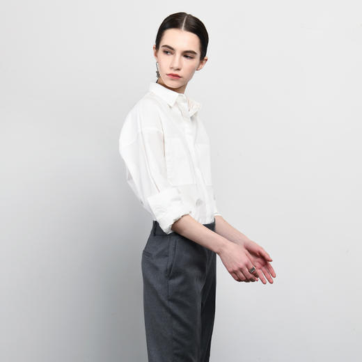新款女式V领双贴袋经典衬衣 商品图1