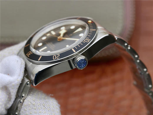 ZF帝舵碧湾系列M79030N-0001腕表，红三角，金时标，小尺寸，巧妙融合品牌传统美学与当代制表工艺，极尽复古韵味。 商品图6