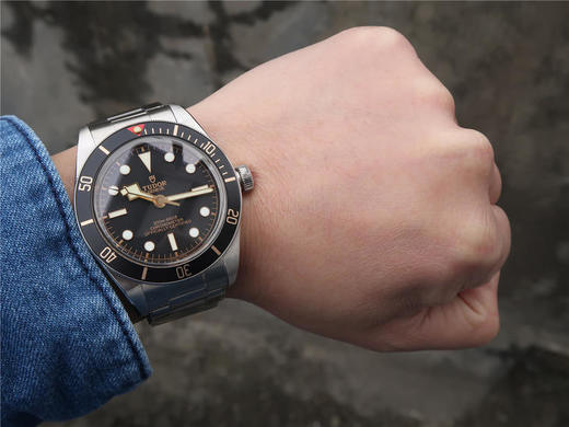 ZF帝舵碧湾系列M79030N-0001腕表，红三角，金时标，小尺寸，巧妙融合品牌传统美学与当代制表工艺，极尽复古韵味。 商品图9