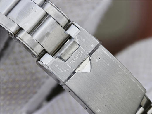 ZF帝舵碧湾系列M79030N-0001腕表，红三角，金时标，小尺寸，巧妙融合品牌传统美学与当代制表工艺，极尽复古韵味。 商品图8