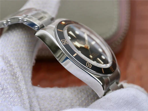 ZF帝舵碧湾系列M79030N-0001腕表，红三角，金时标，小尺寸，巧妙融合品牌传统美学与当代制表工艺，极尽复古韵味。 商品图5