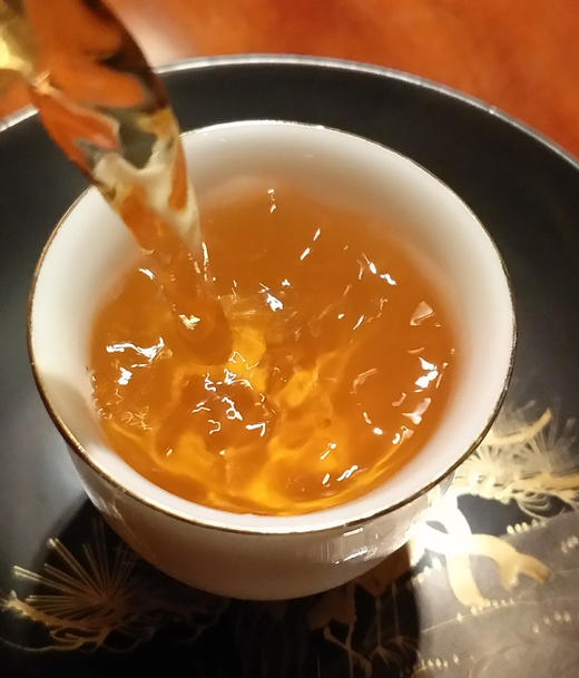 白茶牡丹王汤色杏黄或橙黄叶底浅灰叶脉微红汤味鲜醇2012年牡丹王只为