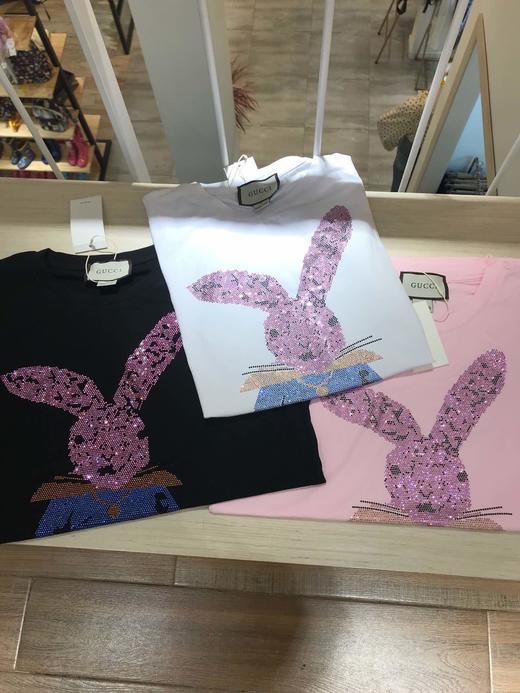 点此购买 古驰三色烫钻兔子t恤 莲 114928