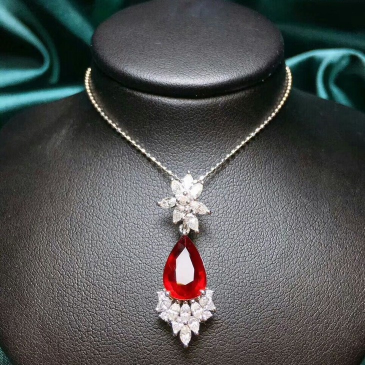 226克拉pigeonblood无烧鸽血红干净玻璃体色好体好大台面大钻豪镶钻石