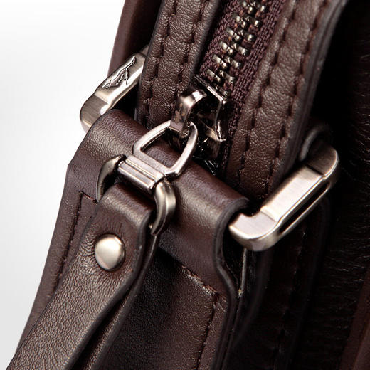 七匹狼单肩包男士斜挎包 头层牛皮背包商务电脑包时尚休闲男包 咖色1A01026A 商品图4