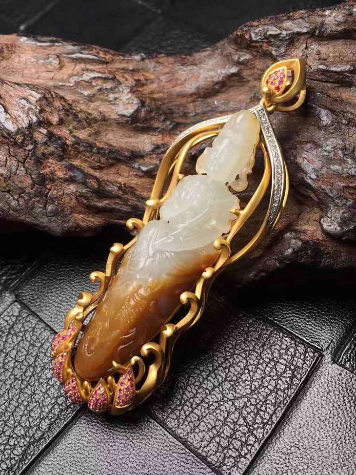 90560新疆和田玉籽料18k金镶嵌普贤菩萨吊坠