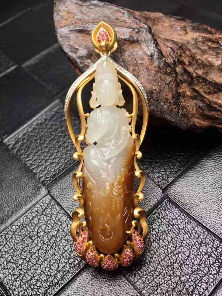 90560新疆和田玉籽料18k金镶嵌普贤菩萨吊坠