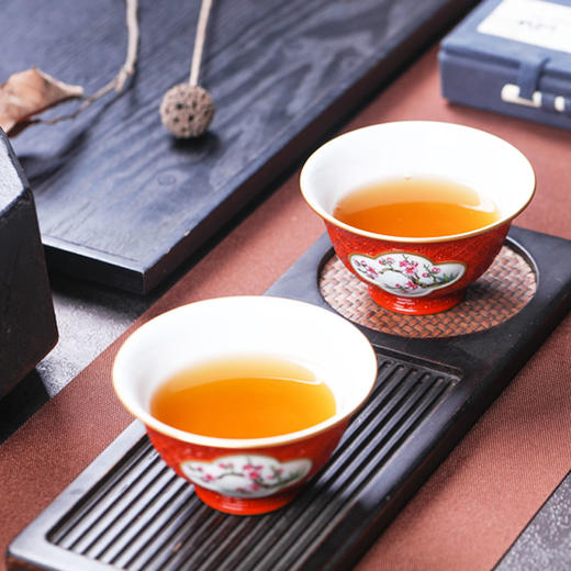 宝瓷林 | 漆红雕刻 · 粉彩开窗四君子杯  纯手工主人杯 商品图3