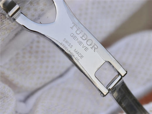 ZF帝舵碧湾系列之格林尼治型腕表。以传统设计融合格林尼治“红蓝”经典，成就此复古运动的腕上佳品。 商品图14