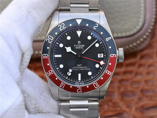 ZF帝舵碧湾系列之格林尼治型腕表。以传统设计融合格林尼治“红蓝”经典，成就此复古运动的腕上佳品。 商品图1