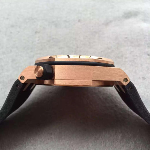 N爱彼15703zhongjiV8版，精钢外壳包玫瑰金！实测高强度防水200米！进口9015改正品3120机！原装潜水硅胶表带！密底，男士，足够乱真！ 商品图4