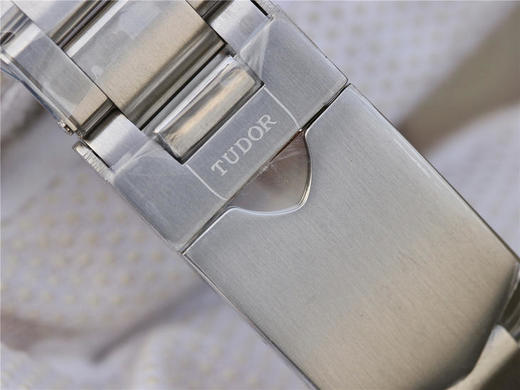 ZF帝舵碧湾系列之格林尼治型腕表。以传统设计融合格林尼治“红蓝”经典，成就此复古运动的腕上佳品。 商品图13