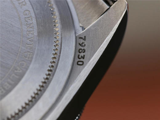 ZF帝舵碧湾系列之格林尼治型腕表。以传统设计融合格林尼治“红蓝”经典，成就此复古运动的腕上佳品。 商品图11