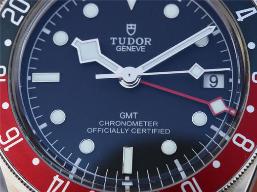 ZF帝舵碧湾系列之格林尼治型腕表。以传统设计融合格林尼治“红蓝”经典，成就此复古运动的腕上佳品。 商品图4