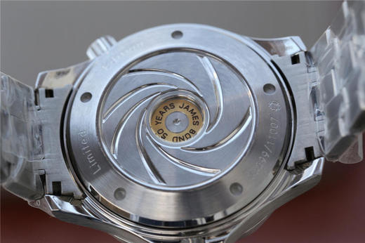 v6欧米茄007子弹头限量版海马300米系列212.30.41.20.01.005。 瑞士2836自动机械机芯,41毫米男士 材质：精钢，可单向旋转表圈 精钢表带 商品图10